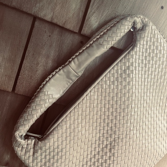 Elegant Cream Woven Shoulder Bag - Picture 5 of 7